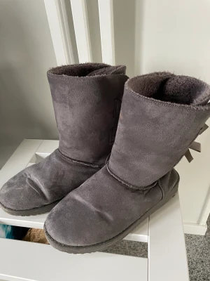 Gråa uggs - Säljer dessa gråa uggs liknande skor