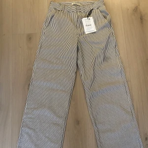 Randiga jeans från PULL&BEAR  - Säljer ett par helt nya jeans från märket PULL&BEAR pga att jag glömt att lämna tillbaka dem i tid. Aldrig använda  Storlek 34 men sitter som ett par 36 Finns att hämta i Uppsala!