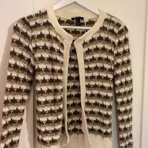 Stickad tröja  - En somrig stickad kofta som man kan knäppa ihop. Aldrig använd pågrund av storlek, men annars supermysig!