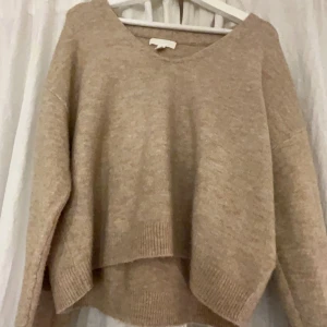 Tröja - Stickad tröja från H&M. Fint skick och skönt material. Säljer även en exakt likadan i rosa i ett annat inlägg. 50kr+ frakt eller köpt direkt för 100kr+ frakt.❤️