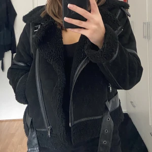 Jacka från zara - Säljer denna sjukt snygga bikerjacka från zara då jag inte använder den längre. Den har endast använts en höst.💗  Frakt: 109kr