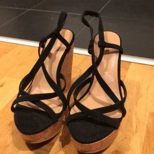 Klackskor  - Dessa klackskor säljer jag nu. Om du är intresserad kan du kontakta mig 