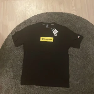 Champion t-shirt - Helt oanvänd Säljer pga ville bara inte ha den, helt perfekt.