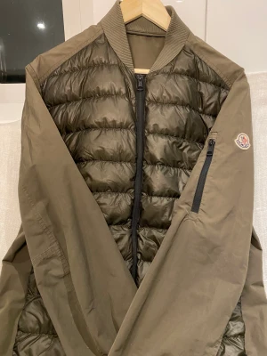 MONCLER CARDIGAN  - Moncler Cardigan Windbreaker  -Mörkgrön -Kondition: 9,5/10 -Storlek 4 (L) -Pris 2699