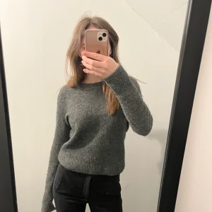 Stickad tröja - Grå stickad tröja från zara. Något nopprig. Storlek M, men skulle säga att den är xs-s. 
