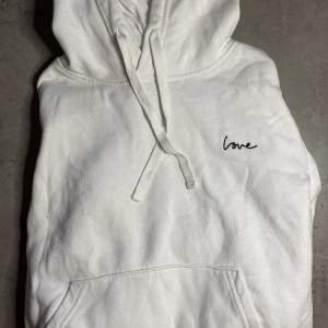Croppad vit hoodie med text ”Love”