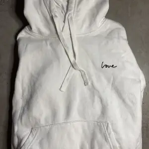 Croppad vit hoodie med text ”Love”