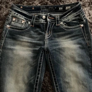 Miss.me jeans - Miss.me vintage jeans i waist 26/xs! 💕 är 171 cm lång! ⚡️ SUPERBRA SKICK! Fina detaljer på fickorna! DeSsa går inte att få tag på längre därav priset!🤩raka! Formar rumpan väldigt fint!! Nypris är cirka 1200 kr! HAR MASSA FLER BILDER NÄRMARE❤️
