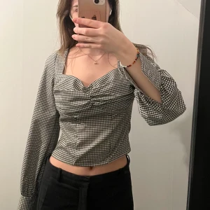 Rutig blus - Rutig blus från NA-KD. Har sytt in den så den är figursydd. Använd fåtal gånger så är i fint skick.