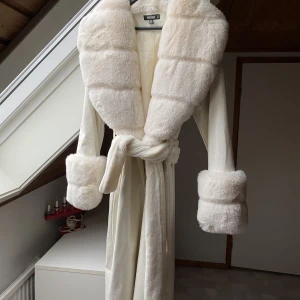 Vinterdröm kappa MISSGUIDED - Den DRÖMMIGASTE vinterkappan i toppskick som förtjänar mer användning än vad jag lyckats utgiva!  Frakt tillkommer.  Stor i storlek. BUDA🎀