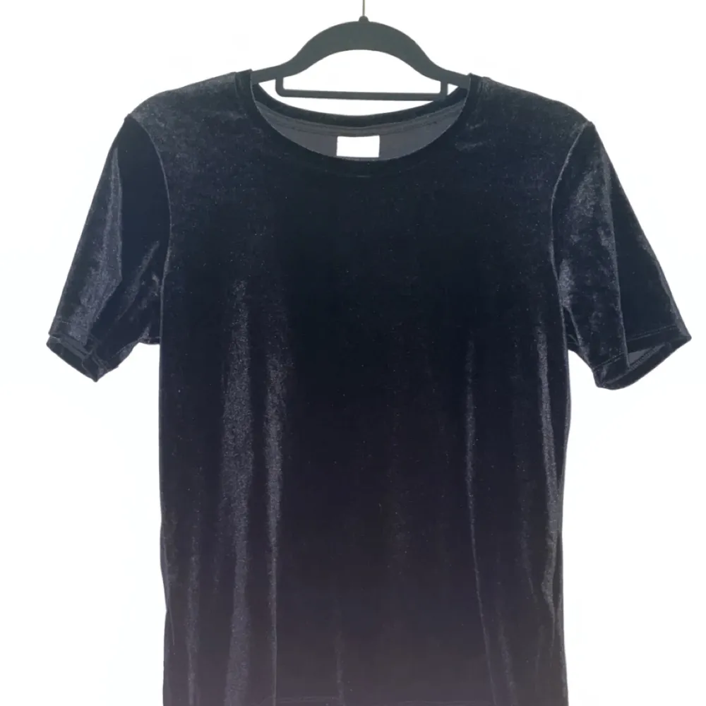 Sammets-liknande svart T-shirt från VILA. Strl S. Använd fåtal gånger. Kan skickas.. T-shirts.