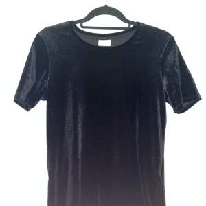 Sammets-liknande svart T-shirt från VILA. Strl S. Använd fåtal gånger. Kan skickas.