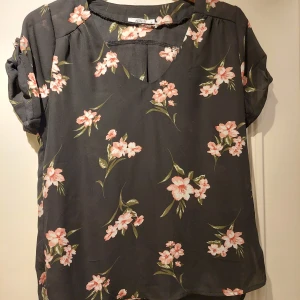 Blommig blus - Svart och rosa blommig blus i mycket fint skick. Använd 1 gång.
