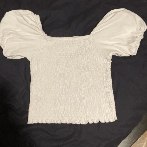 Topp - I jätte fint skick från ginatricot, passar och ha den på sommaren är i S 🥰