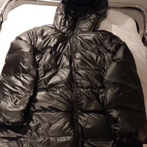 Casall Oversize Vinterjacka Dam L - oanvänd casall overzise jacka med taggen kvar. väldigt fin med fickor i midjehöjd. den var för stor för mig. Nypris 2499.