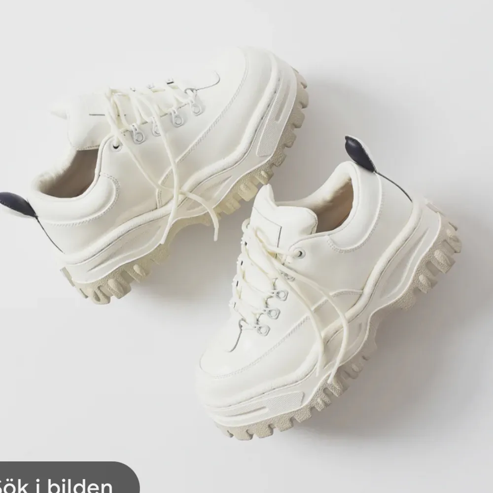 Sneakers i canvas, köpta second hand, har en fläck - kontakta för mer info. . Skor.