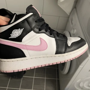 Nike jordans light artic pink - Säljer mina jordans då de inte kommer till användning och är lite för små. Köpt för 3200kr. Inga fläckar och går att tvätta innan användning. Max använt 4/5 ggr. Kan postas! 