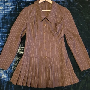 GOTHIC PLEATED DRESS - Grå klänning med vita ränder och en "miniskirt" kjol. Passar M-L.