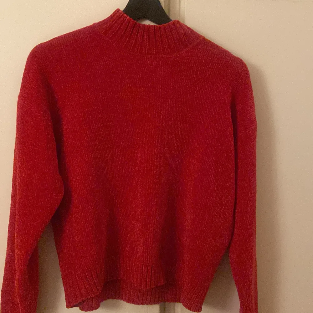 Jätte fin röd tröja som bara använts en gång❤️säljer pågrund av att den inte används❤️ dm för fler bilder❤️. Tröjor & Koftor.