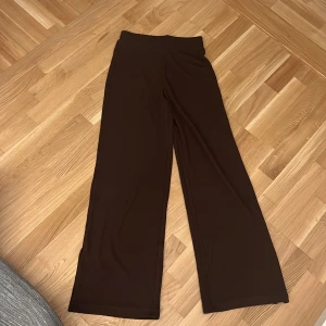 Byxor  - Bruna stickade byxor till sommar  Helt nya 