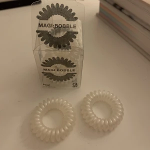 Hårsnoddar  - Vita hårsnoddar som är helt OANVÄNDA! fick i julklapp och säljer pågrund av att jag inte använder denna typ av hårsnoddar. 