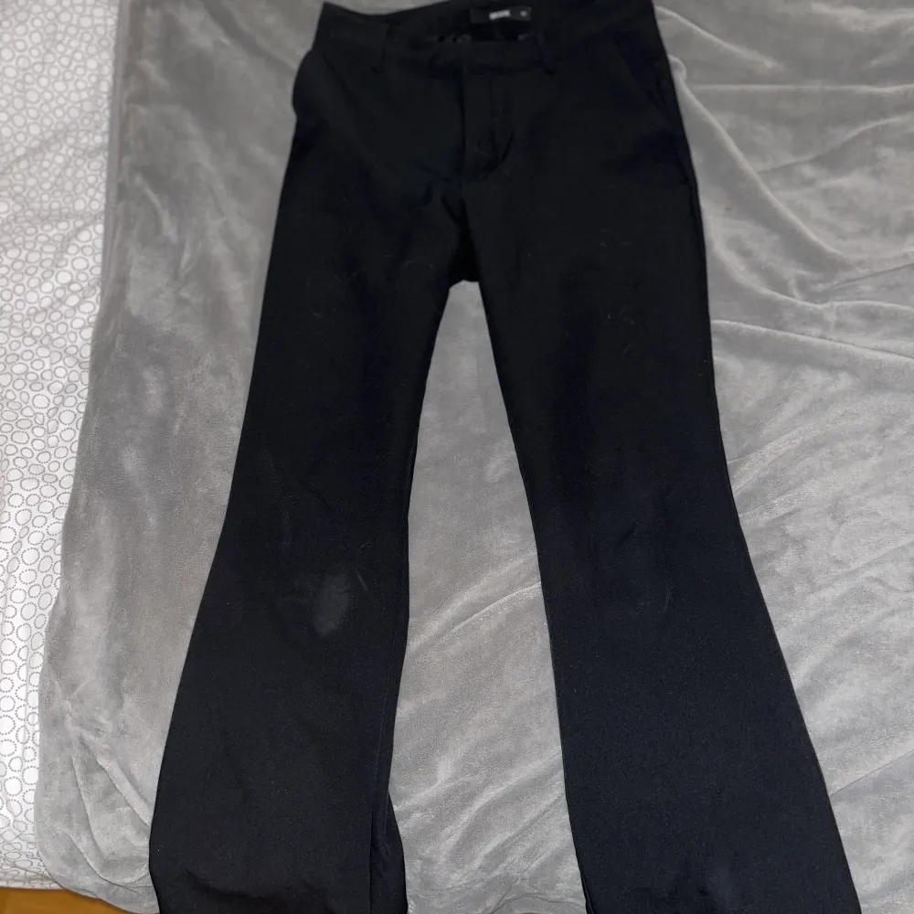 Ett par svarta kostymbyxor i strl 40 från Bik Bok, modellen Wilma. Jeans & Byxor.