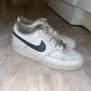 Skor  - Nike skor i använt skick, de enda är snörena som är ganska smutsiga men byt ut de så ska de gå.  🌸 Fraktar och köparen betalar frakten  🌸 Jag ansvarar inte för postens slarv 