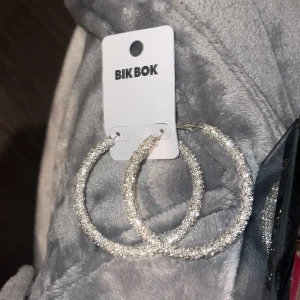 Örhängen  - Helt nya, oanvända. Fick i julklapp men tyvärr lite stora för min smak 🫶🏼