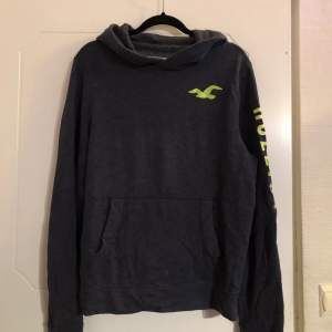 jättemysig mörkblå hoodie köpt på Hollister. storlek XL men är liten i storleken så den är mer som en M-L. skicka pm om du har frågor eller vill se fler bilder <3 