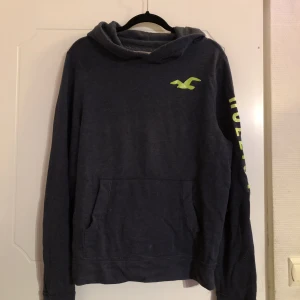 Hollister hoodie - jättemysig mörkblå hoodie köpt på Hollister. storlek XL men är liten i storleken så den är mer som en M-L. skicka pm om du har frågor eller vill se fler bilder <3 