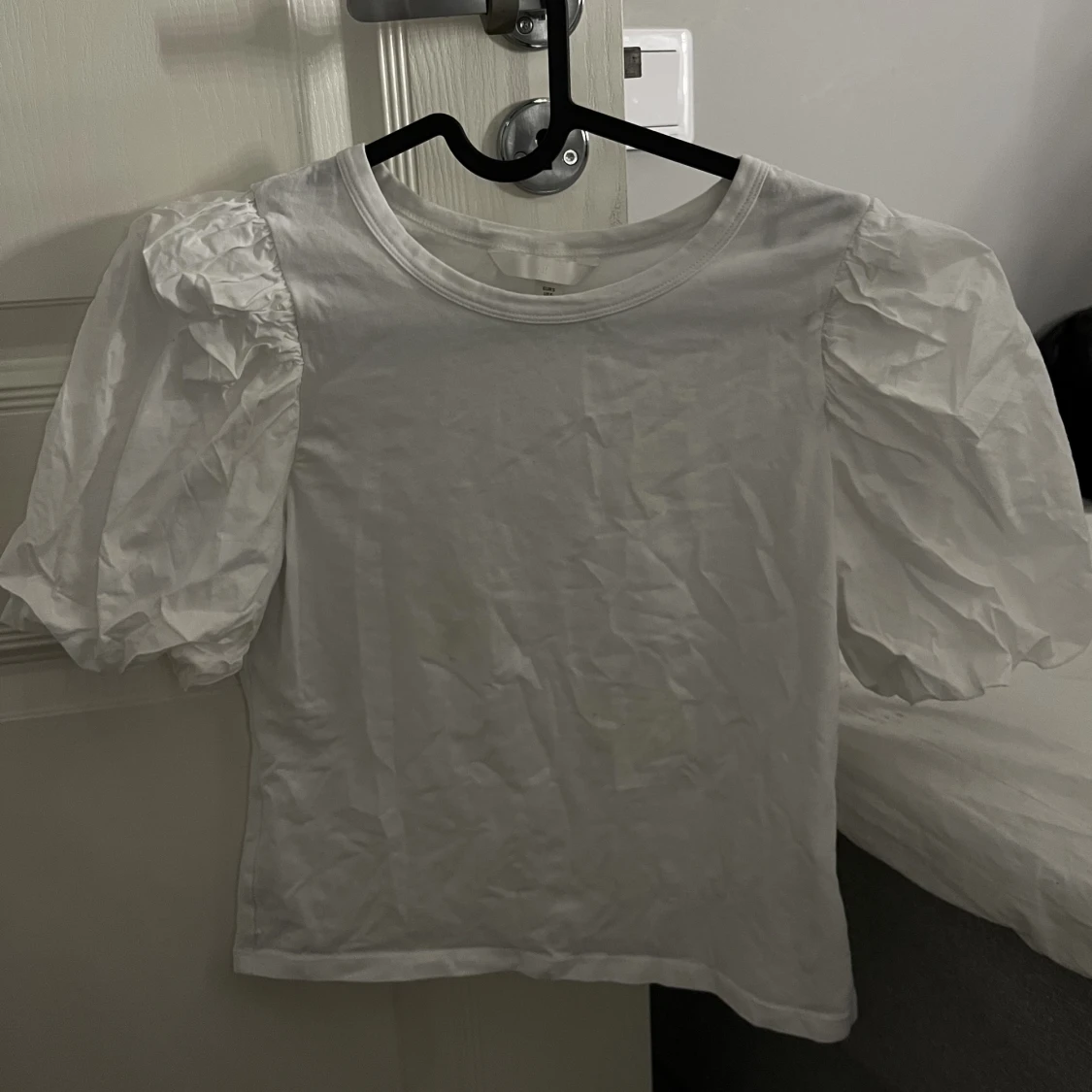 Vit T-shirt med puffärmar