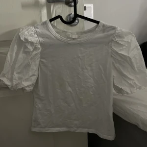 Vit T-shirt med puffärmar - Använd en gång typ. Från hm.