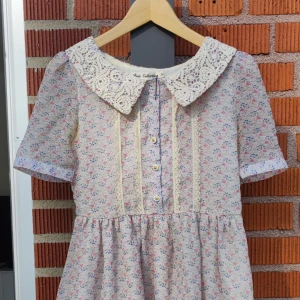 Gullig Lolita Klänning - Saknar de två översta knapparna, annars bra kvalitet.  Köpt från Asien. Tyget är i polyester   Asiatisk storlek M, passar en XS/S.