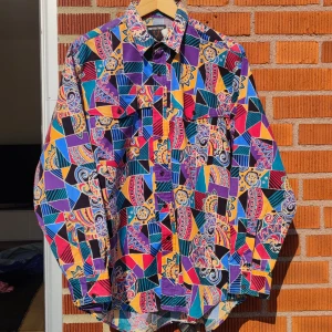 Mönstrad skjorta  - Skjorta i styv och tjock bomull.  Utmärkt passform och kvalité, inga defekter öht.   Ingen synlig storleksmärkning men passar uppskattningsvis L-XL