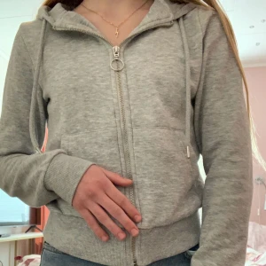 Grå Zip-Hoodie från New Yorker - Grå Zip-Hoodie från New Yorker. Säljer för att den tyvärr inte passade mig.