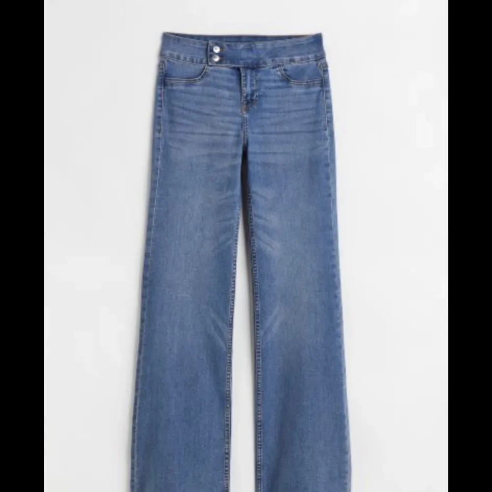 Så fina bootcut jeans som inte kommer till användning  Färgen ser ni på första bilden . Jeans & Byxor.