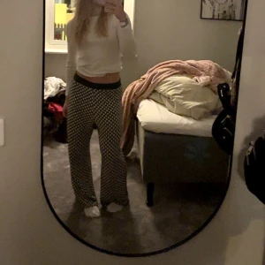 Low waist mjukis - Stickade byxor från Zara som tyvärr inte kommer till användning💕