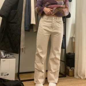 H&M jeans - Midrise och krämvita, supersköna. Som nya, helt felfria. 