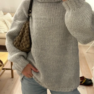 Stickad tröja - Jättemysig stickad tröja nakd🥰🥰 hör av dig om du vill ha fler bilder!