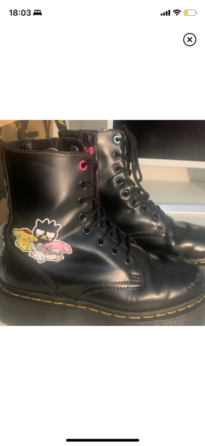Hello kitty dr martens kängor - en till försök på att sälja, minskad pris!! ❤️köpta september 2021 men bra skick förutom ett par repor på baksidan som går lätt att fixas med en svart permanent tuschpenna. svårt att få tag på dessa därav kommer priset, kontakta mig vid frågor/fler bilder🫶