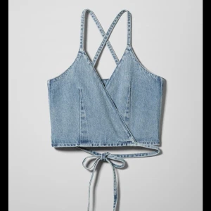 Denim top Weekday strl 36 - Gloria denim top från Weekday. Storlek 36. Använd ca 3 ggr. 