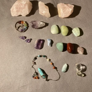 19 orörda äkta kristaller(pris diskuteras) - 19 jätte fina kristaller som inte används.skriv privat om ni vill köpa en/alla❤️värdet är flera 100