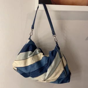 Intressekoll 💖 - Intressekoll på min fantastiska unika jeans väska, den är ifrån zara och ör slutsåld, men har sytt om bandet själv kortare💖 (pris kan diskuteras!)