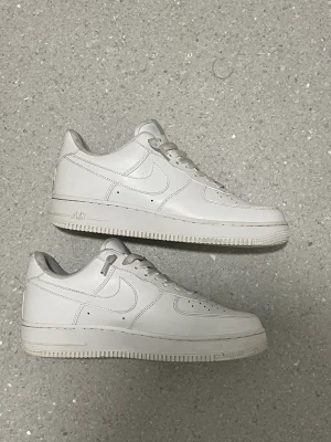 Air force 1 - Hej säljer nu mina AF1 i storlek 42, har använt den i typ 2-3 veckor säljer den för 1000 kan gå ner i pris vid snabbköp!