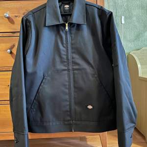 Dickies Eisenhower Jacket  Klassisk work jacket.  I princip nyskick.  Size M, stor i storleken så kan passa L.  Skicka DM om du vill veta mått eller har andra frågor.  Spana gärna in mina andra annonser också!