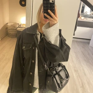 Jeansjacka - Supersnygg jeansjacka perfekt till våren! Köpt på sellpy i nyskick men den är från zara! Tyvärr lite stor på mig så därför säljer jag! Precis som ny!🤗