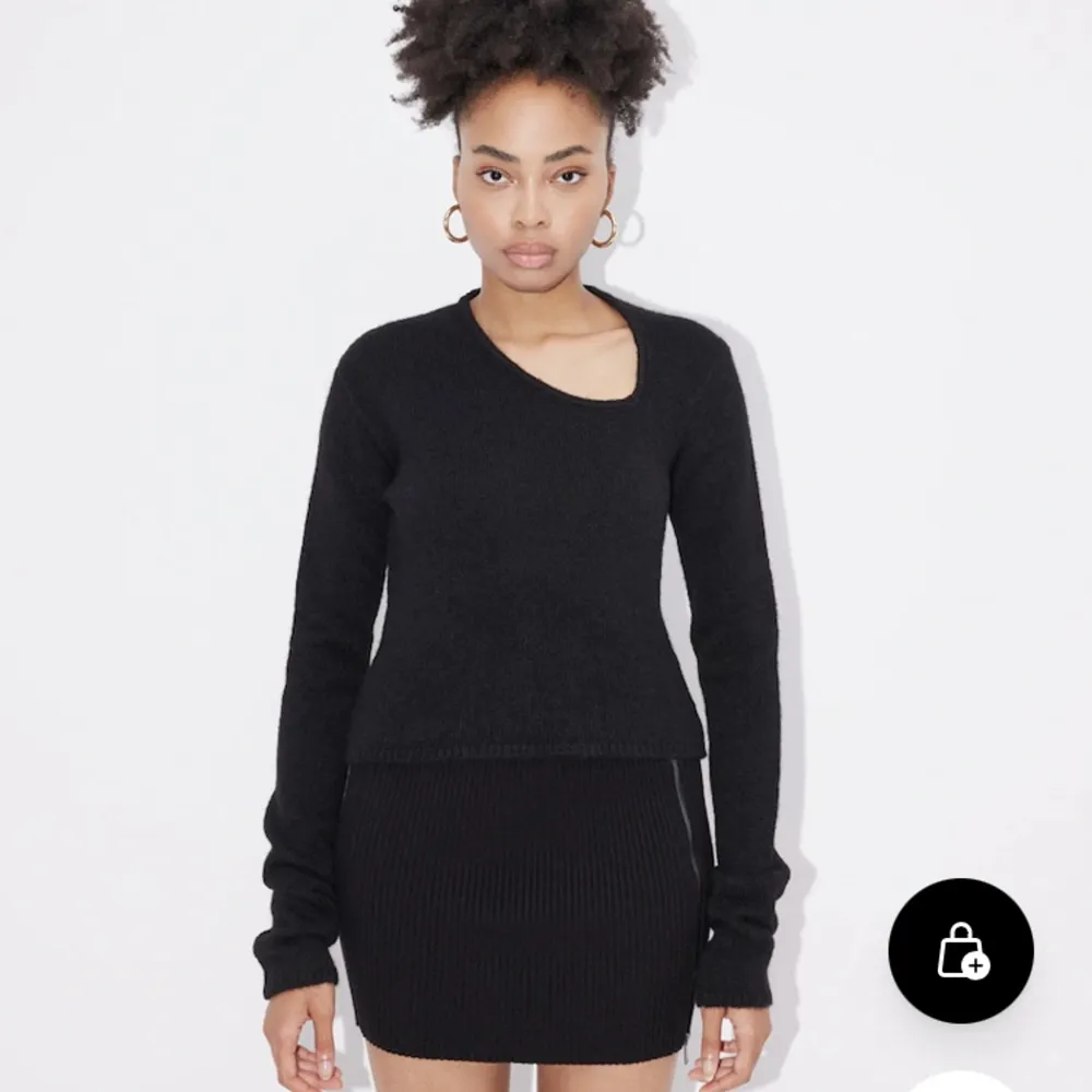 Säljer denna trendiga LeGer tröja i svart. Endast använd en gång så den är som ny! Lånade bilder, skriv för egna💕 Nypris 515kr!. Stickat.