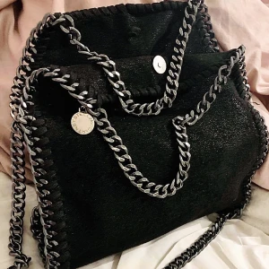 Stella mc väska - LIKNANDE stella mc väska.❤️‍🔥❤️‍🔥 skickar inte mer bilder så fråga inte! Bra skick, som på bilden🙏🏻 öppen för byten💘