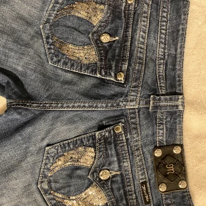 MissMe jeans  - Säljer dessa super snygga lågmidajde MissMe jeansen. Säljer dessa då dom är för stora på mig. Storlek 30 . Köparen står för frakten. 