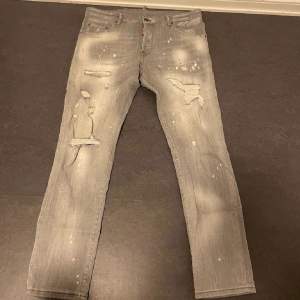 Säljer nu mina dsquared2 jeans då dom inte används så mycket. Storlek IT 50 vilket motsvarar ungefär 32 tum
